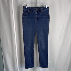 Women’s Liz Claiborne Original Fit tapered leg jeans in a size 6 (28x28)